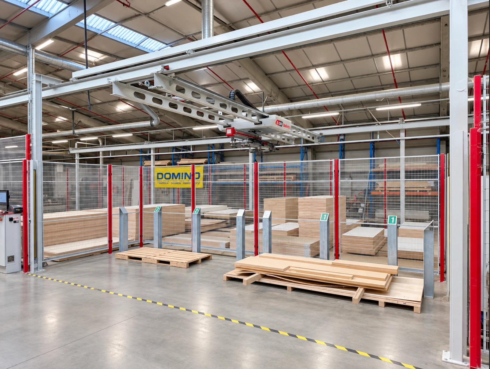 Automatisch platenmagazijn met portaalrobot boven de platenstapels in de productiehal van Domino