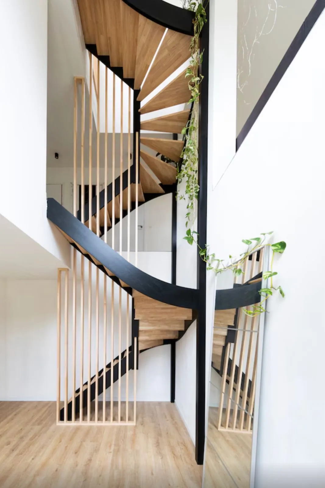 Dubbele metaaltrap met rubberwood treden en lattenwand over drie niveaus