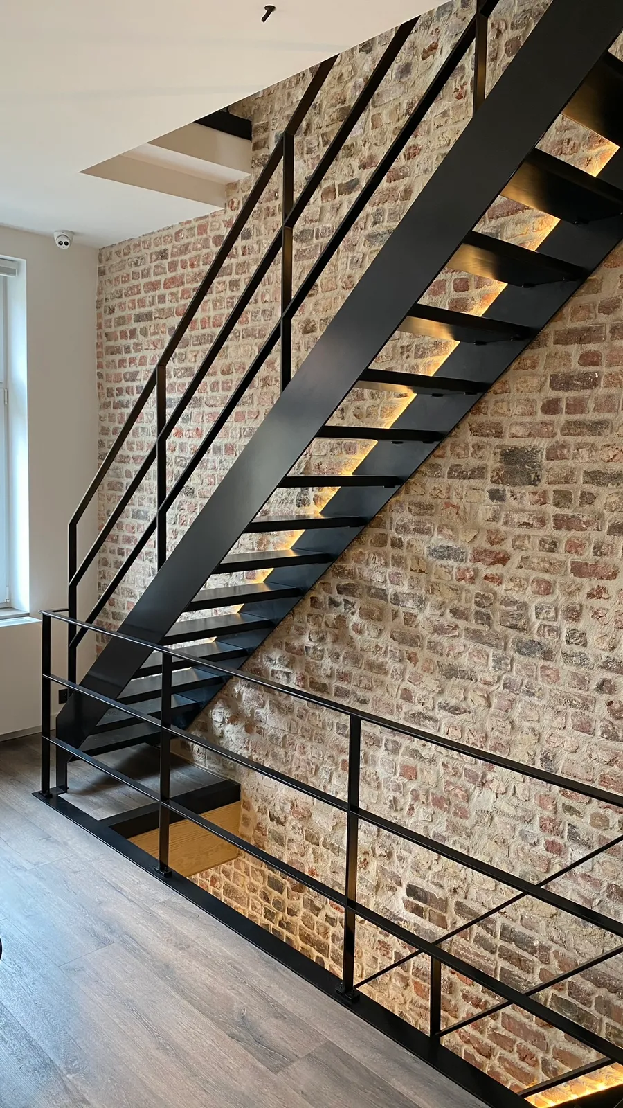 Zwartgelakte metalen trap met LED-verlichting (foto 1 van 8)