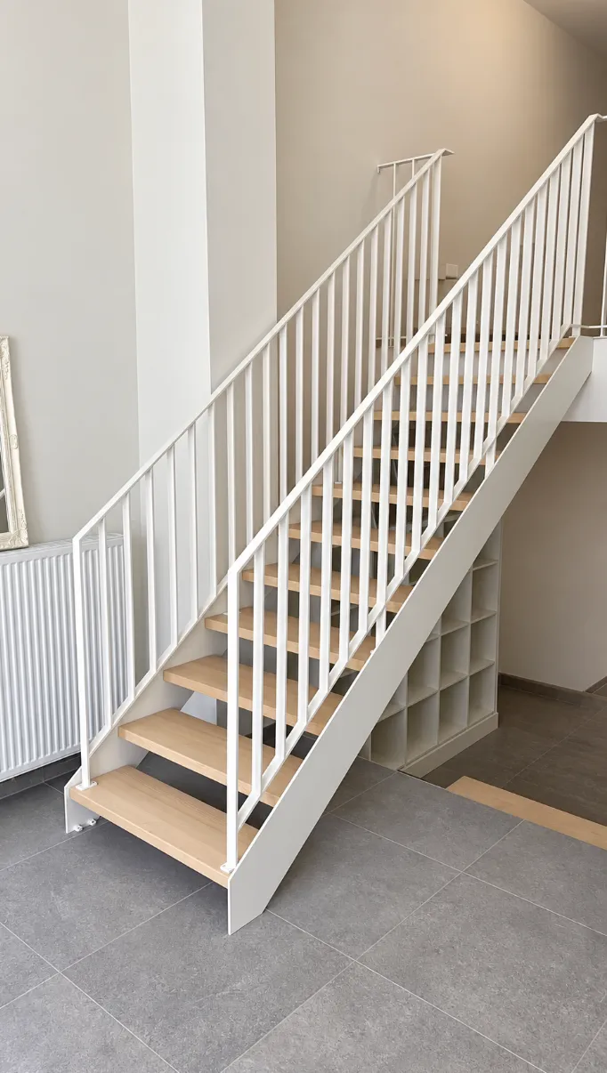 Open eiken trap met witte metalen balustrade (foto 1 van 2)