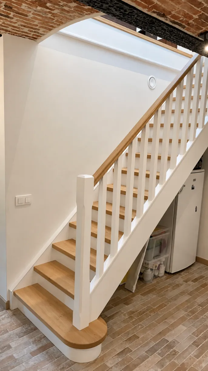 Witgelakte trap met rechte spijlenleuning (foto 1 van 6)