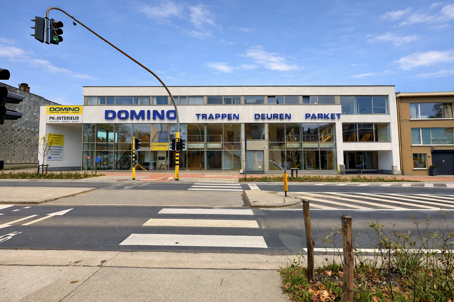 Gevel van de Domino-showroom aan de Brusselsesteenweg in Asse